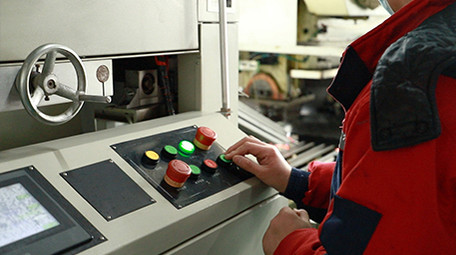 行业简约职业工人工厂生产