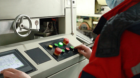 行业简约职业工人工厂生产