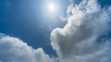 自然壮丽夏季晴空万里天空云层快速流动延时