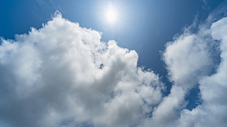 自然壮丽夏季晴空万里天空云层快速流动延时