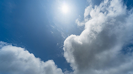 自然壮丽夏季晴空万里天空云层快速流动延时