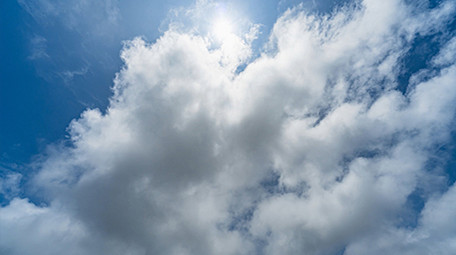 自然壮丽夏季晴空万里天空云层快速流动延时