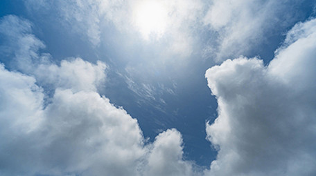 自然壮丽夏季晴空万里天空云层快速流动延时