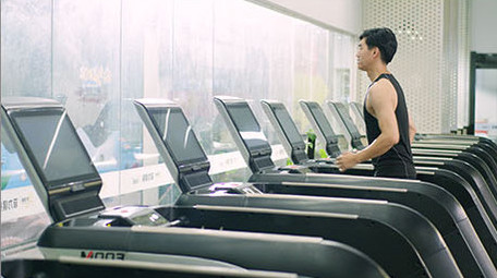 男子在跑步机上跑步健身实拍