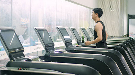 男子在跑步机上跑步健身实拍