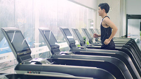 男子在跑步机上跑步健身实拍