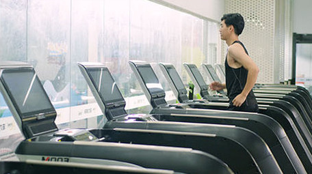 男子在跑步机上跑步健身实拍