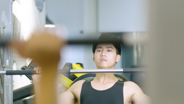 男子健身房举重撸铁运动实拍