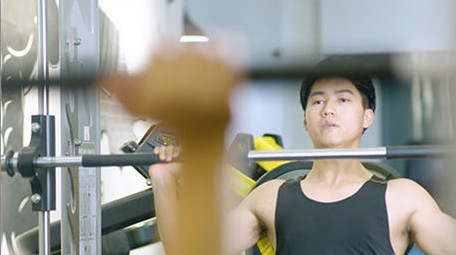 男子健身房举重撸铁运动实拍