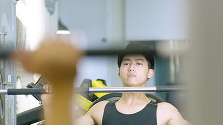 男子健身房举重撸铁运动实拍