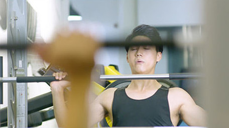 男子健身房举重撸铁运动实拍