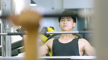 男子健身房举重撸铁运动实拍