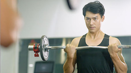 男子举杠铃锻炼运动实拍