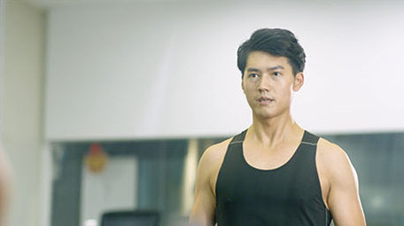 男子举杠铃锻炼运动实拍