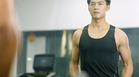 男子举杠铃锻炼运动实拍