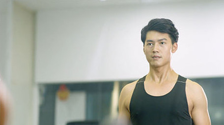 男子举杠铃锻炼运动实拍