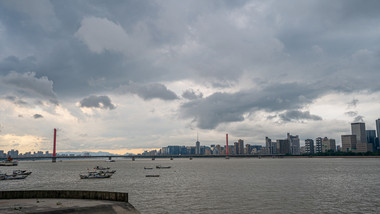 <strong>地标</strong>延时<strong>杭州</strong>三桥烟花台风来临前夕乌云密布