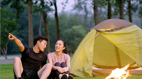 年轻情侣户外野营露营开心交流实拍