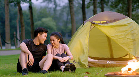 年轻情侣户外野营露营开心交流实拍