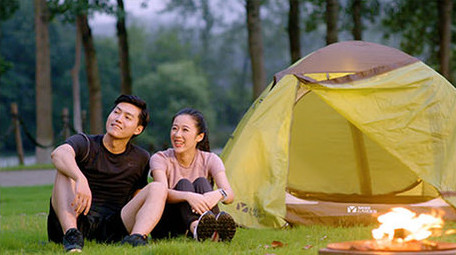 年轻情侣户外野营露营开心交流实拍