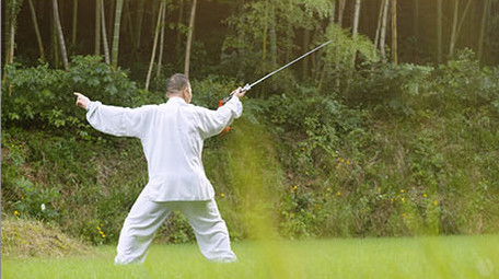 公园老人舞剑练拳运动锻炼实拍