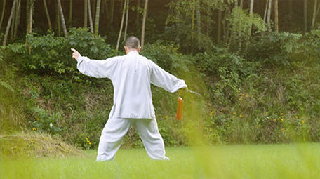 公园老人舞剑练拳运动锻炼实拍