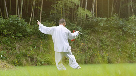 公园老人舞剑练拳运动锻炼实拍