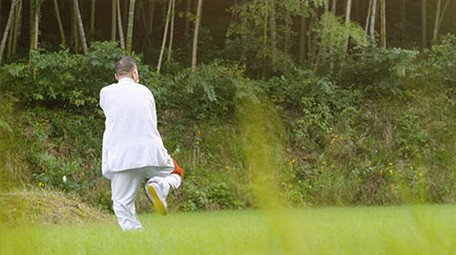 公园老人舞剑练拳运动锻炼实拍