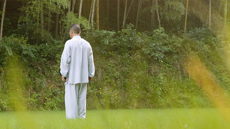 公园舞扇子运动锻炼的老年人实拍