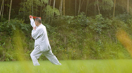 公园舞扇子运动锻炼的老年人实拍