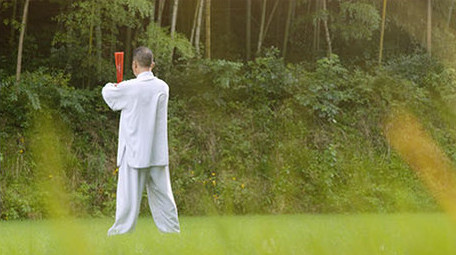 公园舞扇子运动锻炼的老年人实拍