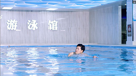 游泳馆游泳运动的男子实拍