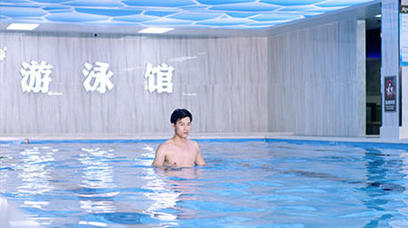 游泳馆游泳运动的男子实拍