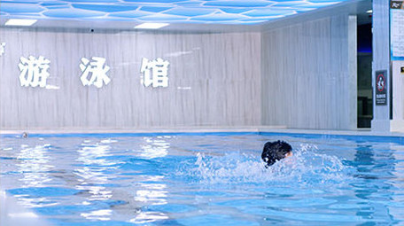 游泳馆游泳运动的男子实拍