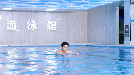 游泳馆游泳运动的男子实拍