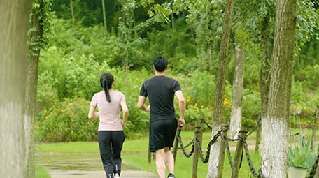 早上公园晨跑的情侣背影实拍