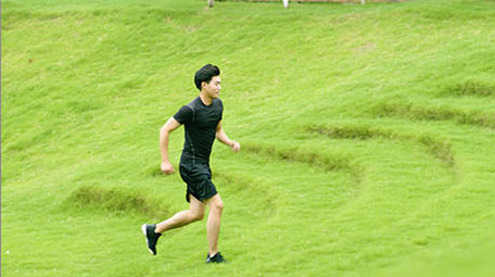 户外奔跑上台阶运动的男子实拍