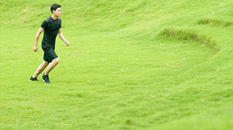 户外奔跑上台阶运动的男子实拍