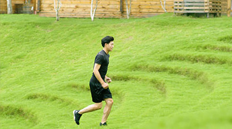 户外奔跑上台阶运动的男子实拍