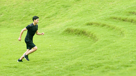 户外奔跑上台阶运动的男子实拍