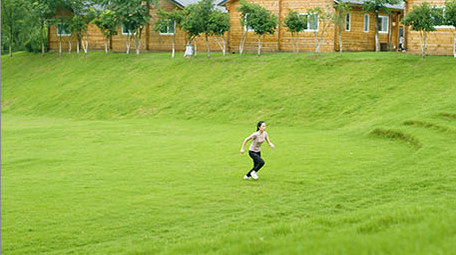 户外奔跑上台阶运动的女子实拍