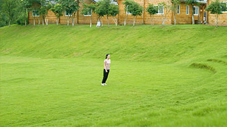 户外奔跑上台阶运动的女子实拍