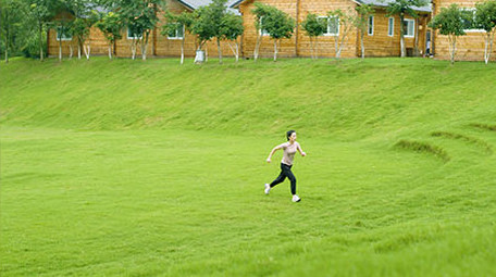 户外奔跑上台阶运动的女子实拍
