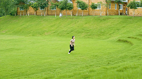 户外奔跑上台阶运动的女子实拍