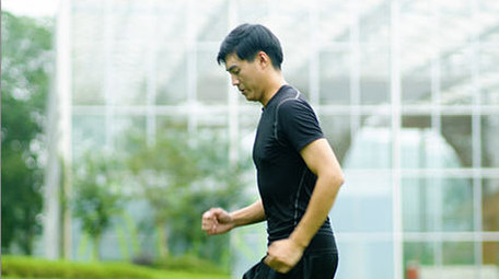 健身男子台阶运动训练实拍