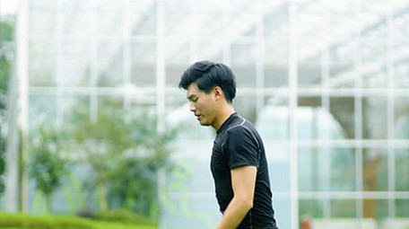 健身男子台阶运动训练实拍