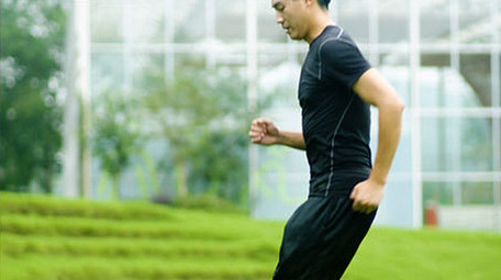 健身男子台阶运动训练实拍