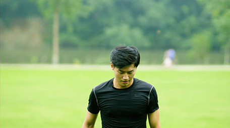 男子进行登阶运动台阶训练实拍