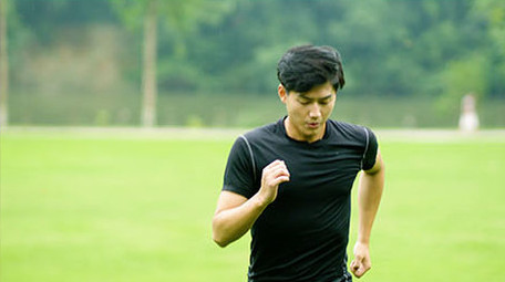 男子进行登阶运动台阶训练实拍