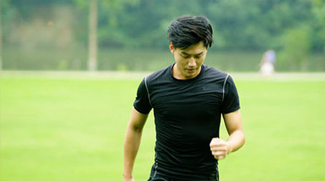 男子进行登阶运动台阶训练实拍